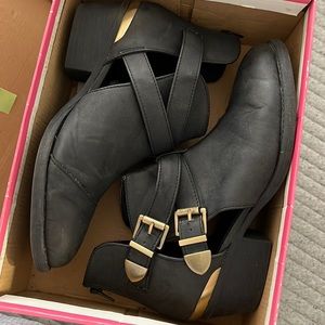 Distressed Black bootie with buckles